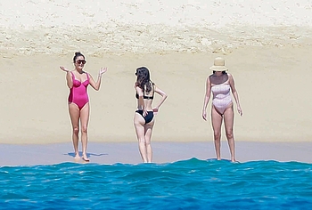 Selena Gomez Swimsuit And Amazing Butt Beach Pics