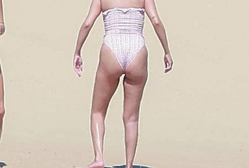 Selena Gomez Swimsuit And Amazing Butt Beach Pics