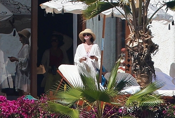 Selena Gomez Swimsuit And Amazing Butt Beach Pics