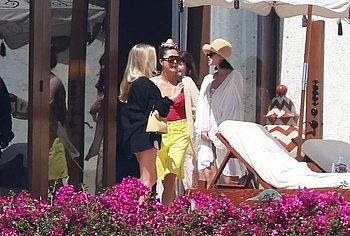 Selena Gomez Swimsuit And Amazing Butt Beach Pics