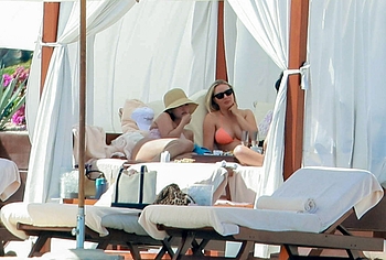 Selena Gomez Swimsuit And Amazing Butt Beach Pics