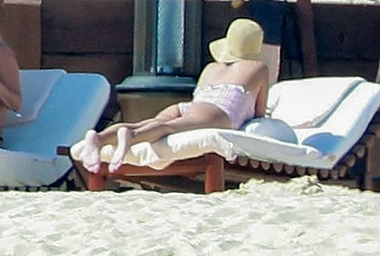 Selena Gomez Swimsuit And Amazing Butt Beach Pics