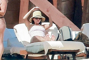 Selena Gomez Swimsuit And Amazing Butt Beach Pics