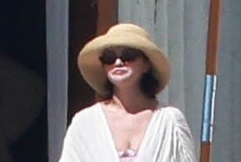 Selena Gomez Swimsuit And Amazing Butt Beach Pics