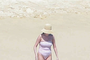 Selena Gomez Swimsuit And Amazing Butt Beach Pics