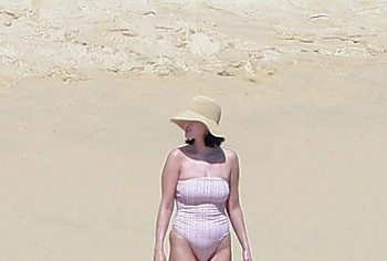 Selena Gomez Swimsuit And Amazing Butt Beach Pics