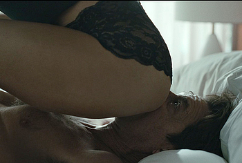 Linda Cardellini nude and sex scenes