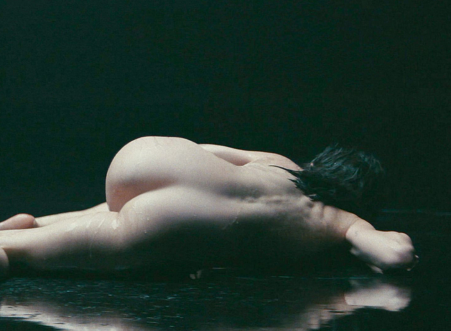 Anne Hathaway nude