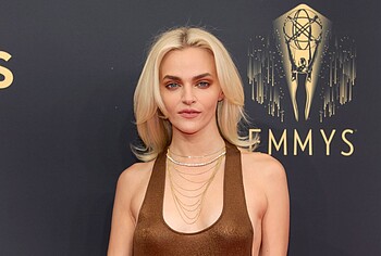 Madeline Brewer nude tits without bra