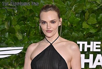 Madeline Brewer nude tits without bra