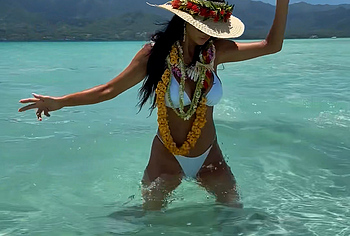 Nicole Scherzinger Bikini And Hot Cleavage Beach Pics