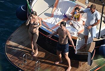 Kate Hudson Relaxing In Tiny Bikini On a Yacht