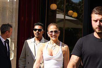 Jennifer Lopez Flashing Her Nipples Through T-shirt