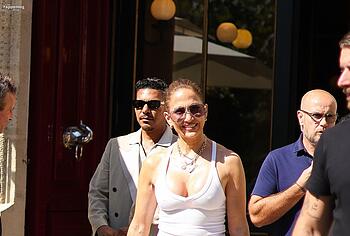 Jennifer Lopez Flashing Her Nipples Through T-shirt