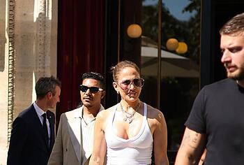 Jennifer Lopez Flashing Her Nipples Through T-shirt