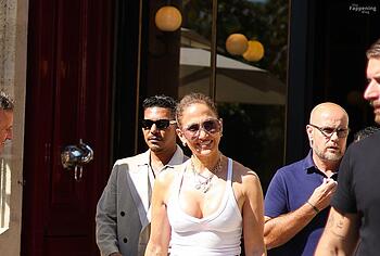 Jennifer Lopez Flashing Her Nipples Through T-shirt