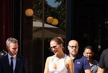 Jennifer Lopez Flashing Her Nipples Through T-shirt