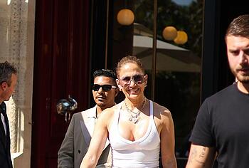 Jennifer Lopez Flashing Her Nipples Through T-shirt