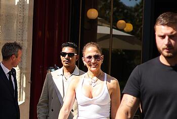 Jennifer Lopez Flashing Her Nipples Through T-shirt