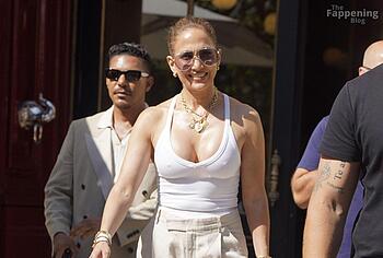 Jennifer Lopez Flashing Her Nipples Through T-shirt