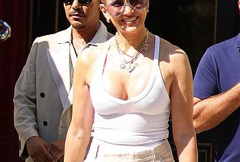 Jennifer Lopez Flashing Her Nipples Through T-shirt