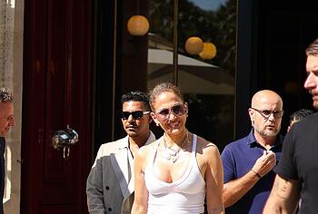 Jennifer Lopez Flashing Her Nipples Through T-shirt