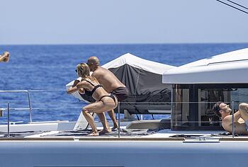 Michelle Hunziker Bikini And Asshole Oops Photos