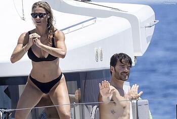 Michelle Hunziker Bikini And Asshole Oops Photos