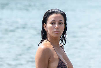 Eva Longoria Shows Her Round Ass In Leopard Bikini