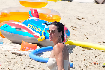 Katy Perry and Justin Trudeau Kiss Passionately In Swimsuits On The Beach