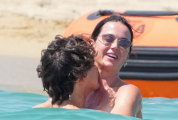 Katy Perry and Justin Trudeau Kiss Passionately In Swimsuits On The Beach