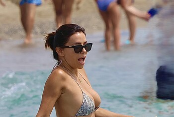 Hot Celebrity Milf Eva Longoria Relaxing In Tight Bikini On A Beach