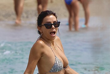 Hot Celebrity Milf Eva Longoria Relaxing In Tight Bikini On A Beach