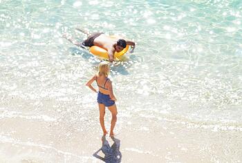 Margot Robbie Caught In Bikini Behind Scenes