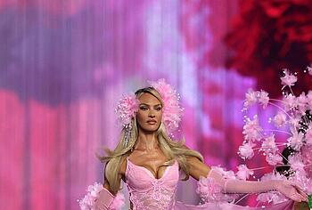 Candice Swanepoel Sexy Lingerie in The Victorias Secret Fashion